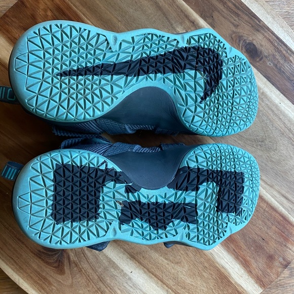 Nike Lebron Soldier 11 Youth Size 5 - Picture 3 of 4